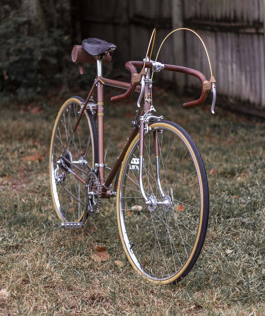 classic brown vintage bicycle, leather handlebars, leather seat, SD Phone Wallpaper