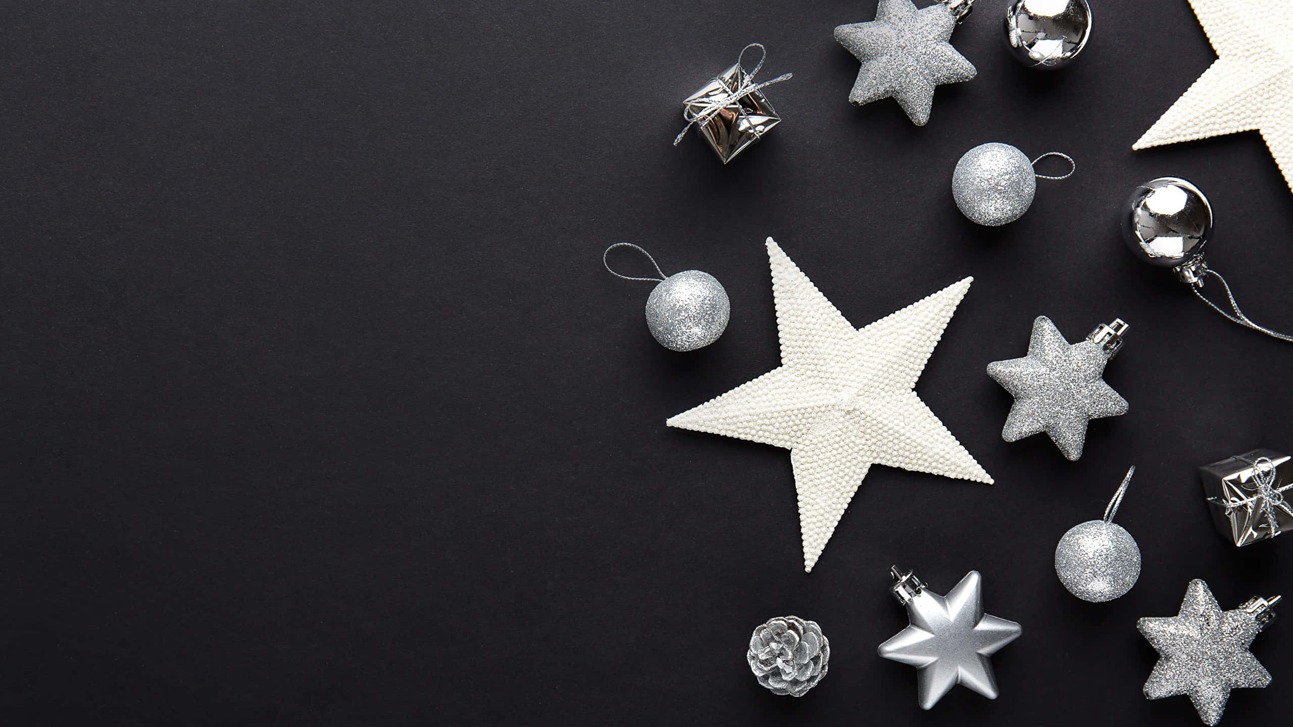 Christmas star, silver Christmas ornaments, black background, 2K Desktop Wallpaper