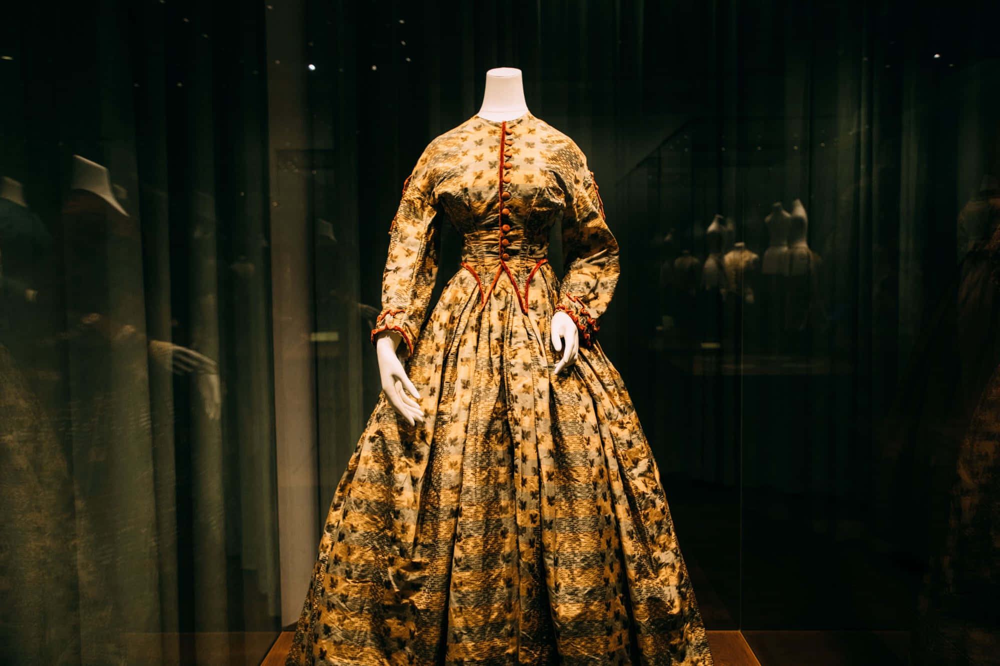 golden patterned historical gown, red lacing, mannequin, Full HD Desktop Wallpaper