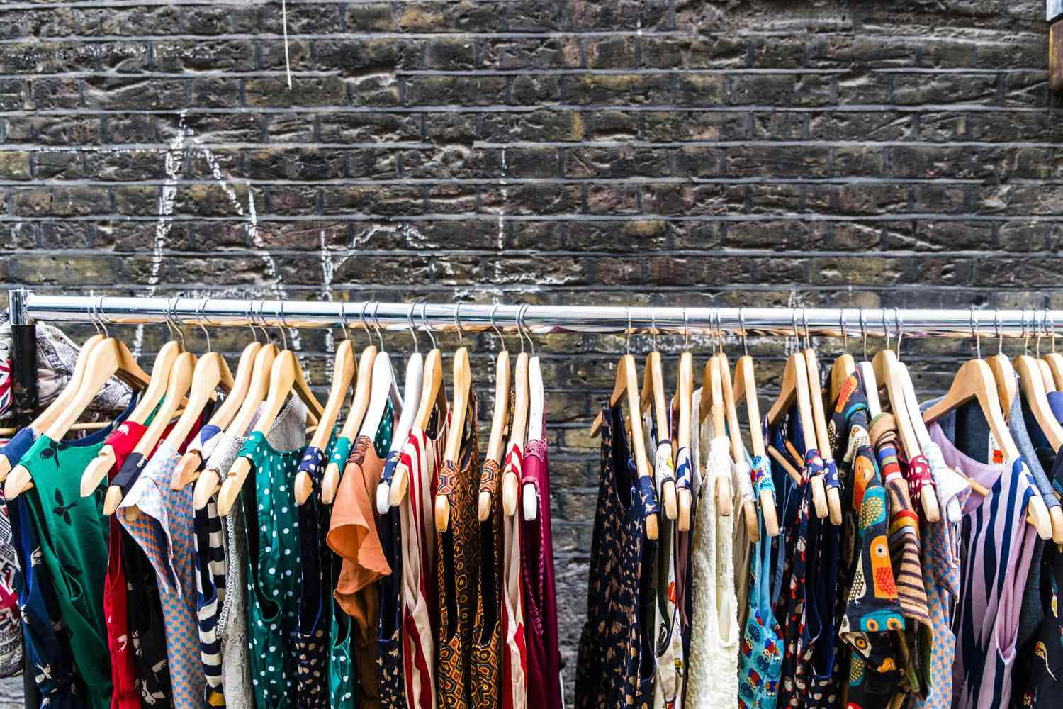 retro fashion, garmentson rack, wooden hangers, HD Desktop Wallpaper