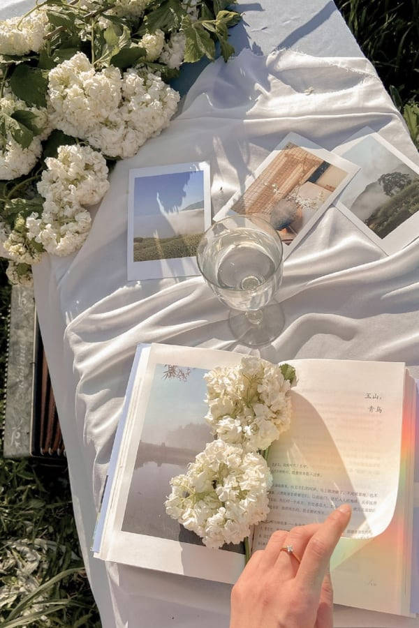 white vintage flower aesthetic, white cloth, white hydrangeas, SD Phone Wallpaper