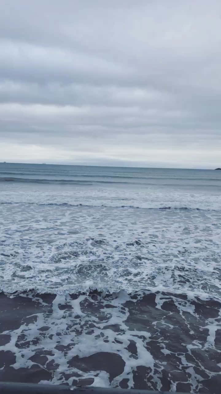 vintage grunge aesthetic, ocean waves, dark sandy shore, HD Phone Wallpaper