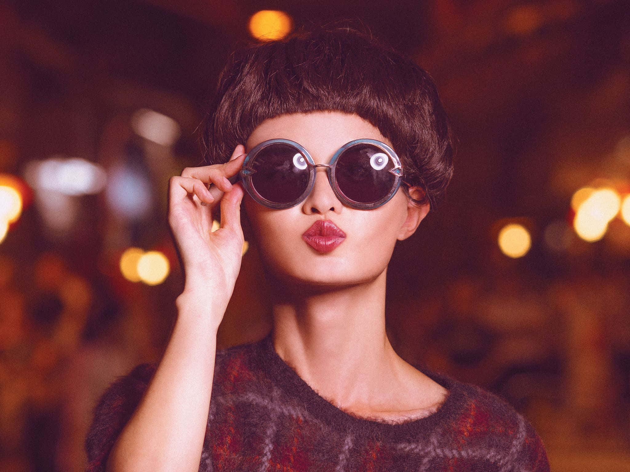 retro chic, brave and bold fashion of the 70s, short dark hair, Full HD Desktop Wallpaper
