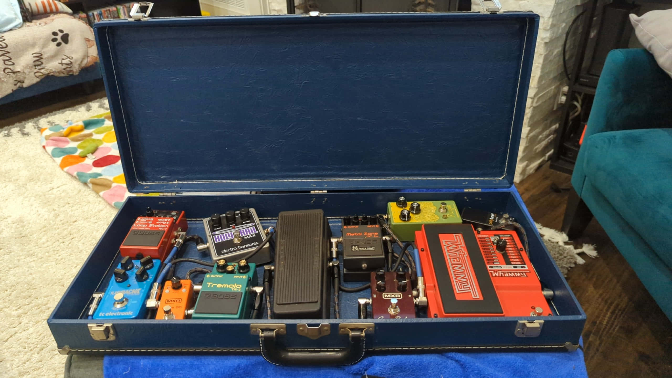 Vintage Luggage, blue hardshell case, guitar effect pedals, 2K Desktop Wallpaper