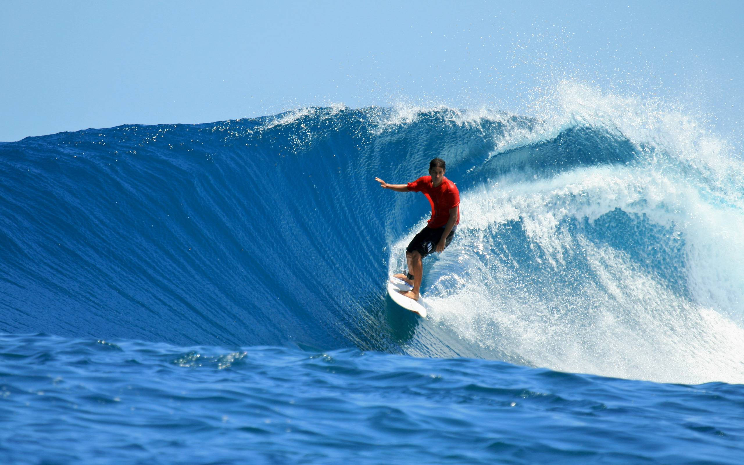 Riding Wave Surf HD Sports, red shirt, blue ocean wave, 2K Desktop Wallpaper