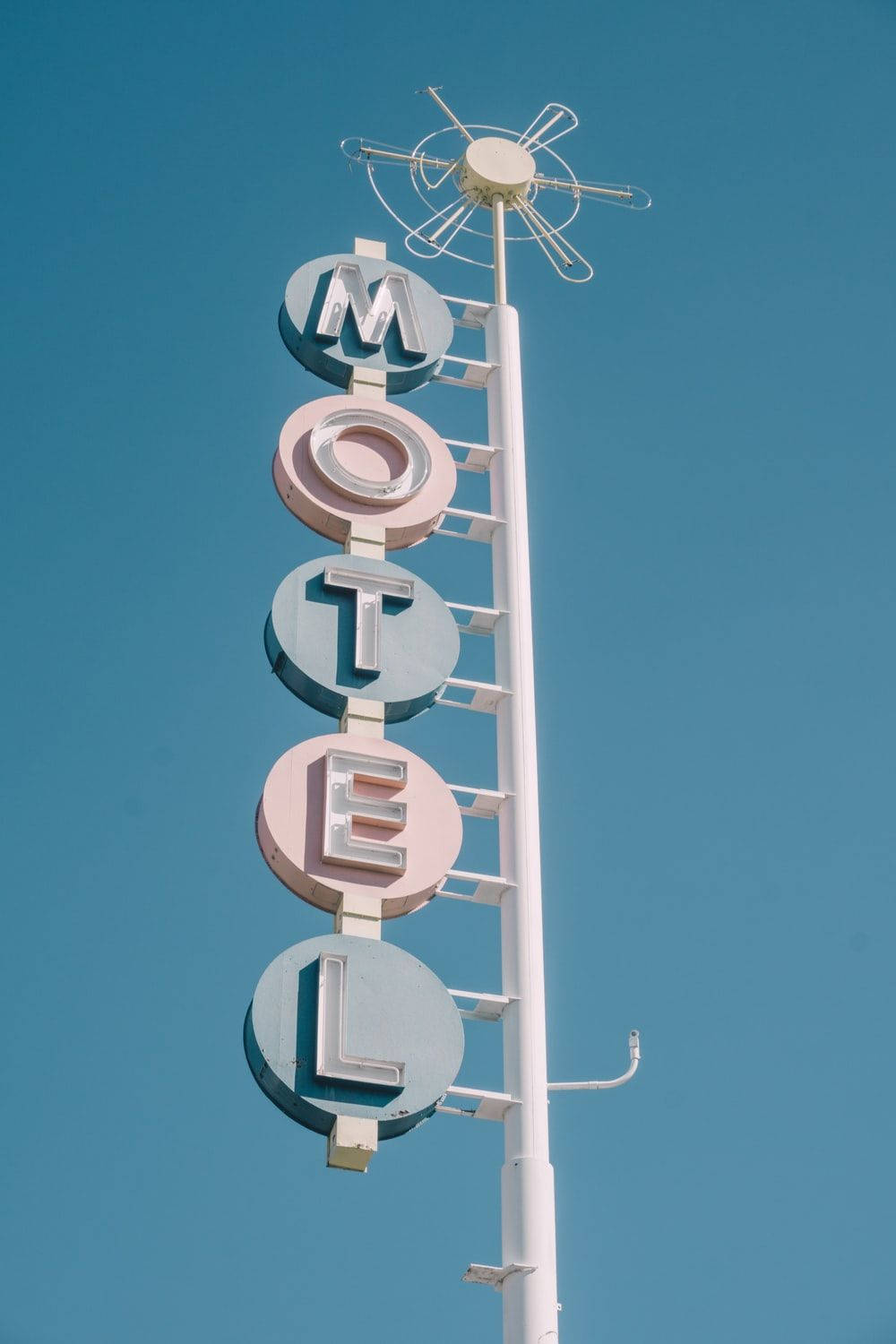 vintage motel sign, pastel-colored circular letters, clear blue sky, HD Phone Wallpaper