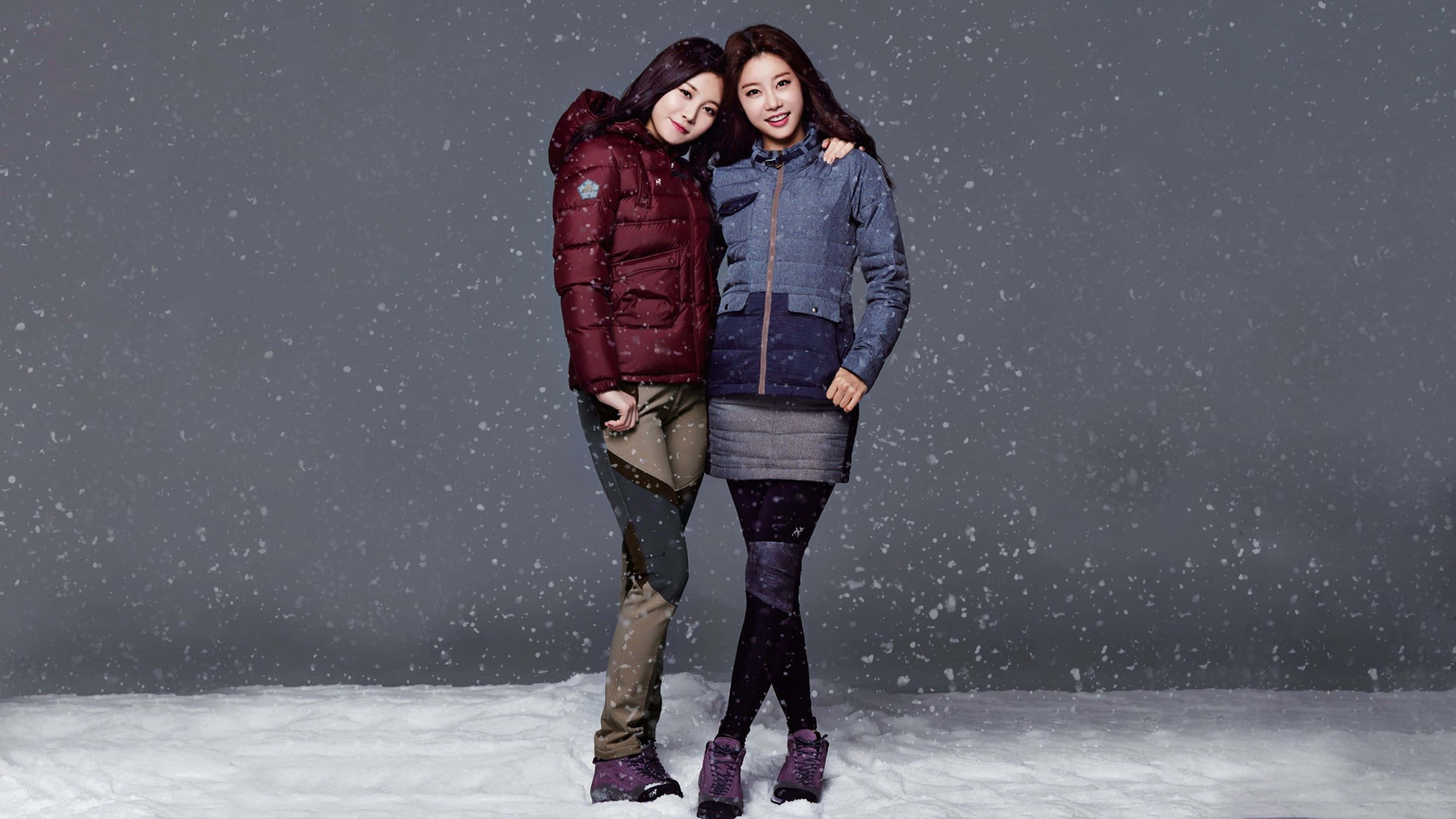 winter fashion, winter jackets, falling snow, 2K Desktop Wallpaper