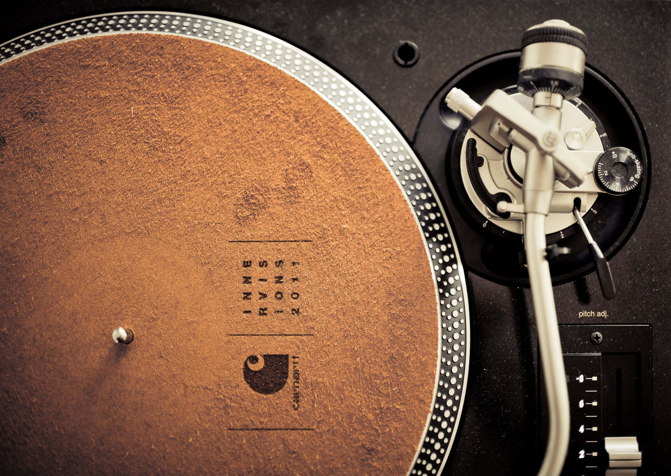 vintage turntable, brown textured record, silver tonearm, 2K Desktop Wallpaper