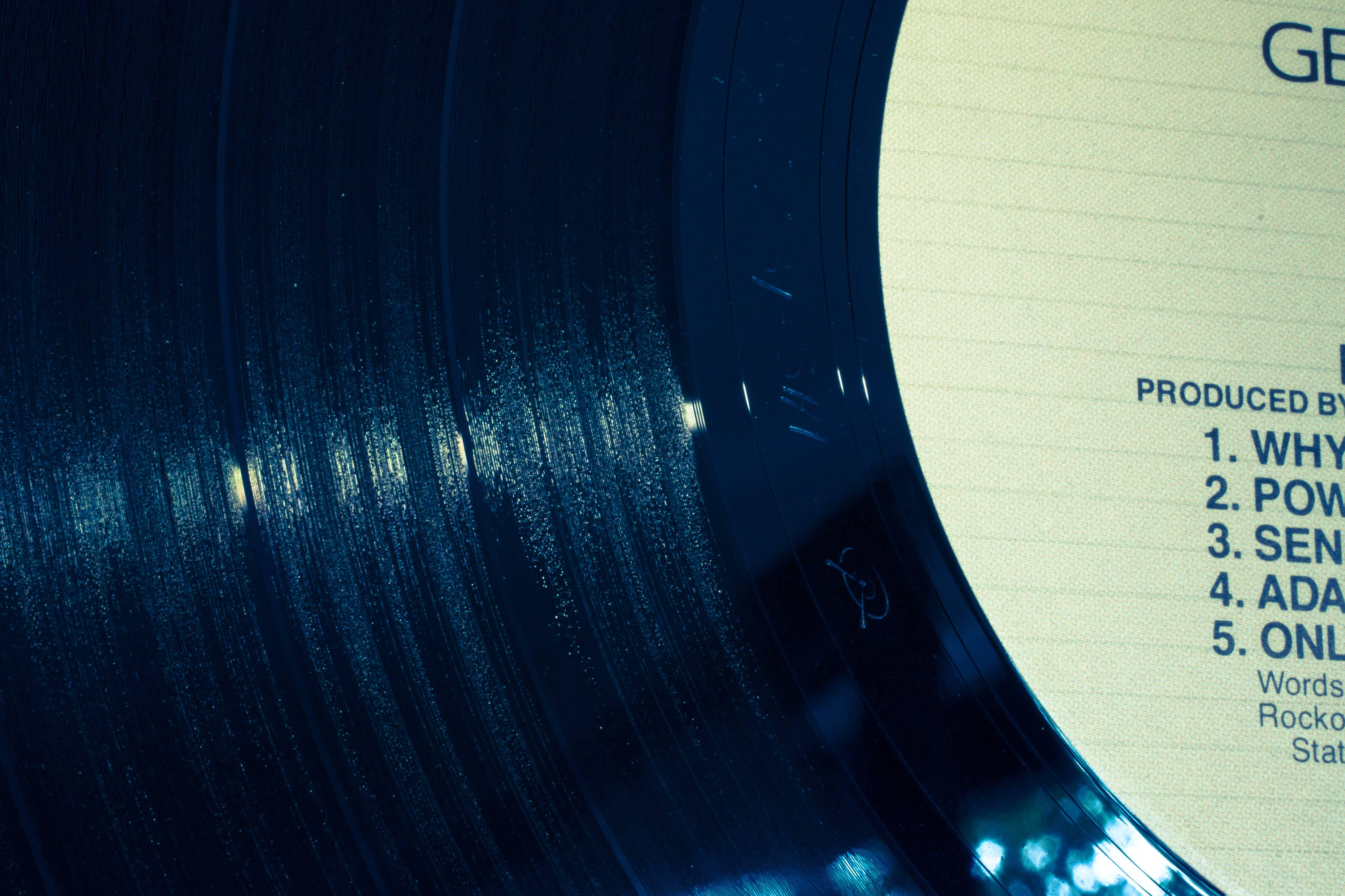 nostalgic vinyl record, deep blue, tracklist, 2K Desktop Wallpaper