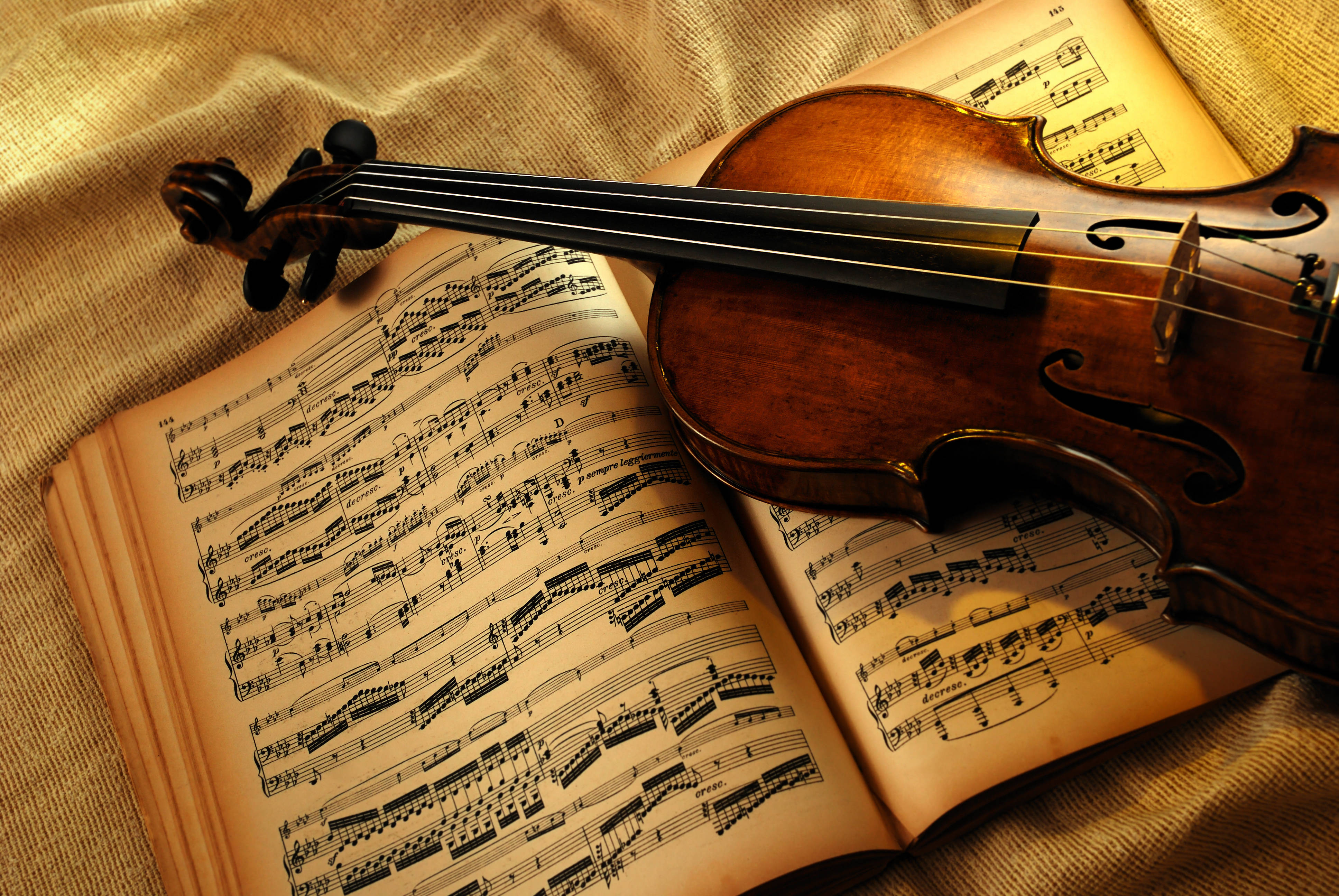 violin, sheet music, textured beige fabric, 4K Desktop Wallpaper
