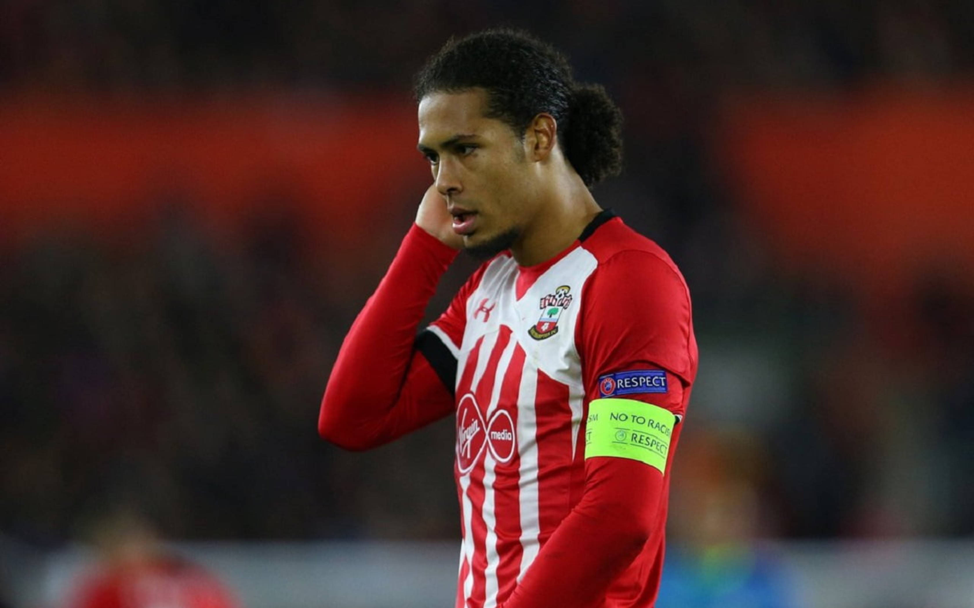 Virgil van Dijk, red and white striped jersey, blurred stadium field, 2K Desktop Wallpaper