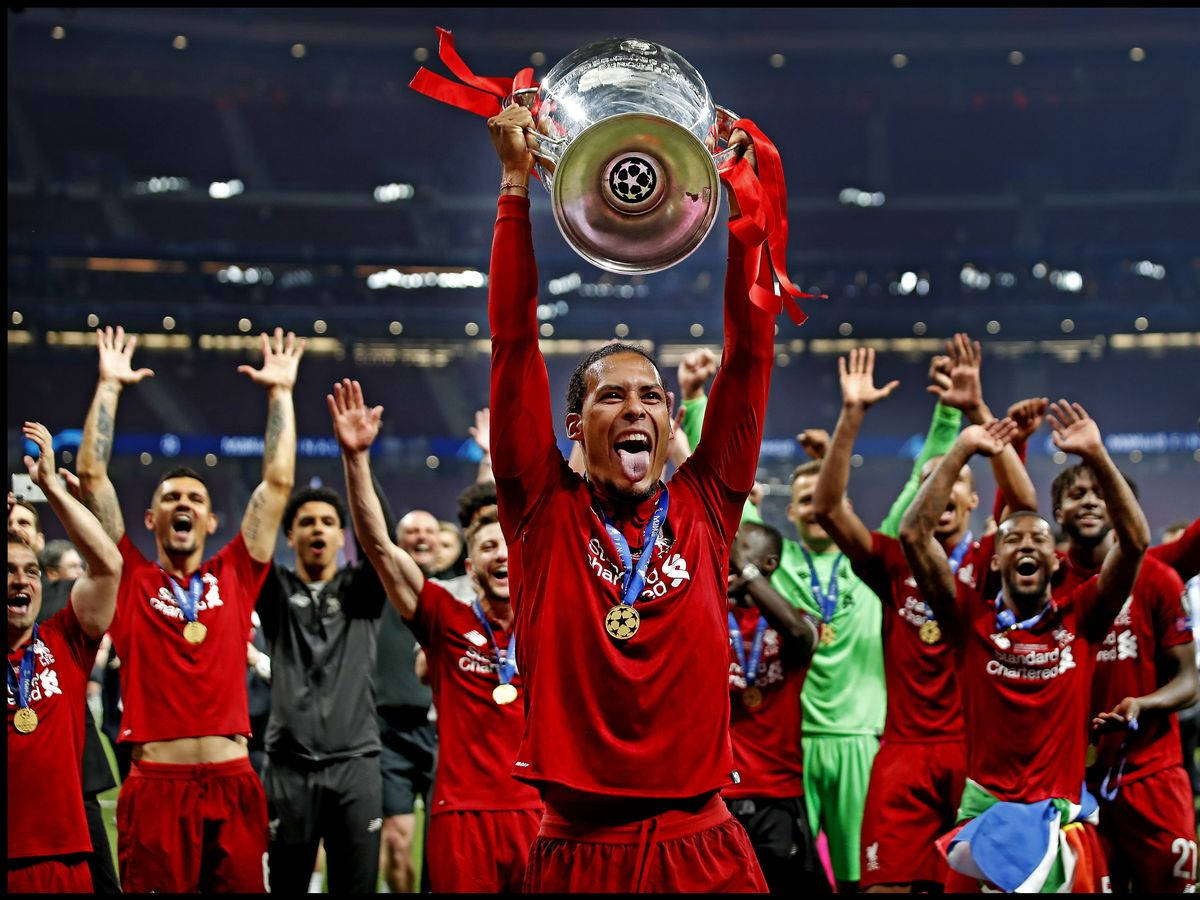 Virgil van Dijk, red jersey, gleaming silver trophy, SD Desktop Wallpaper