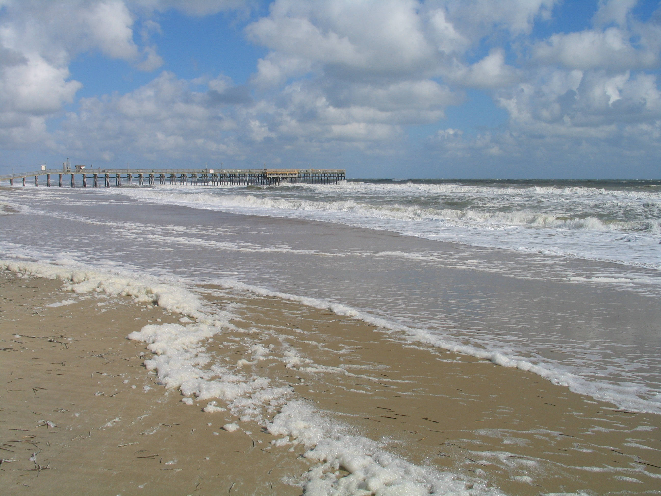 Virginia Beach, shoreline, partly cloudy sky, 2K Desktop Wallpaper