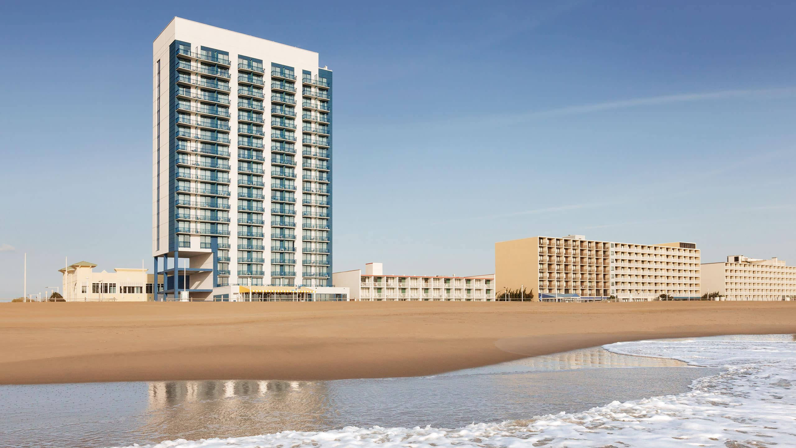 Virginia Beach, golden sands, gentle waves, 2K Desktop Wallpaper