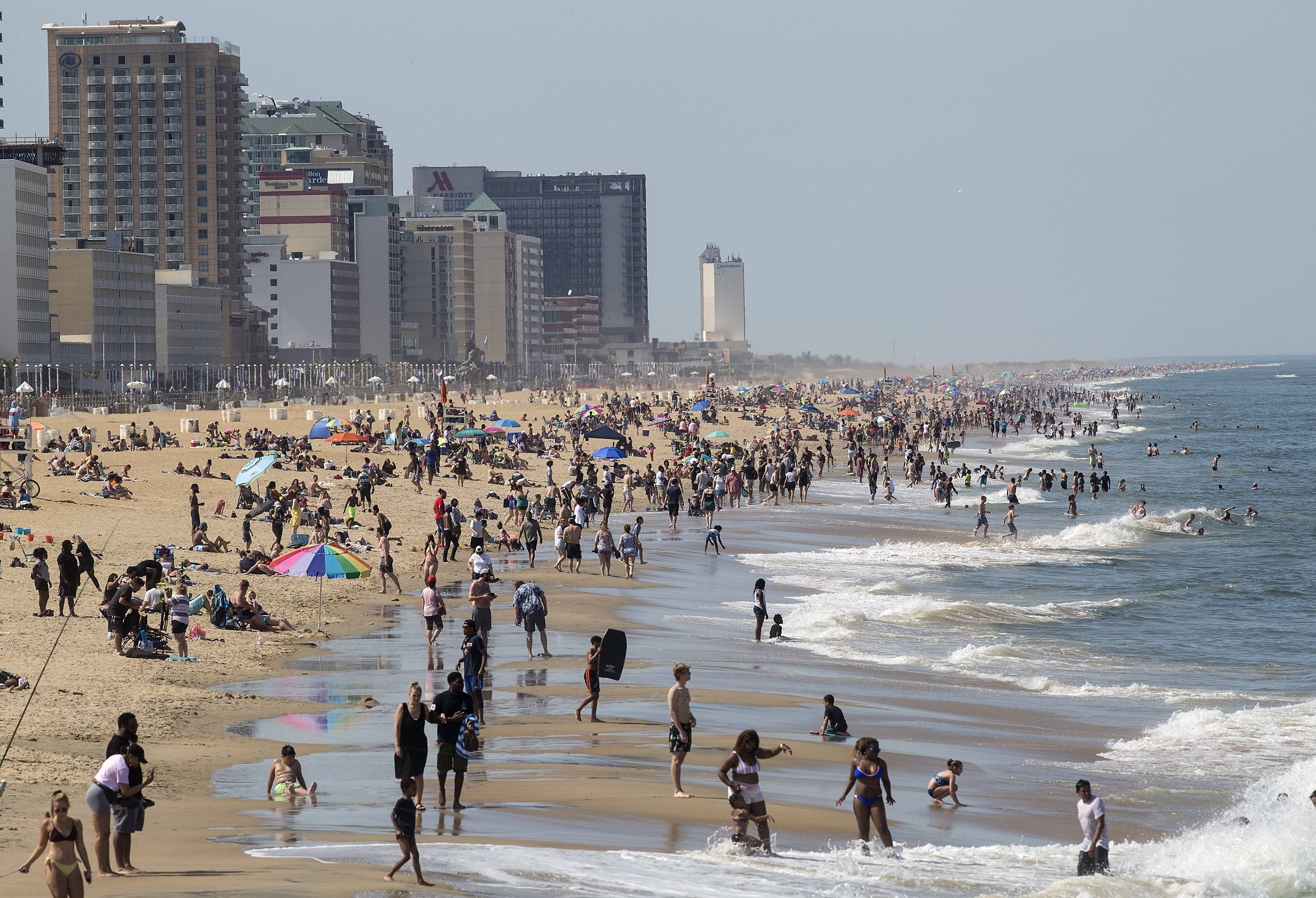 Virginia Beach, ocean waves, bright daylight, 2K Desktop Wallpaper