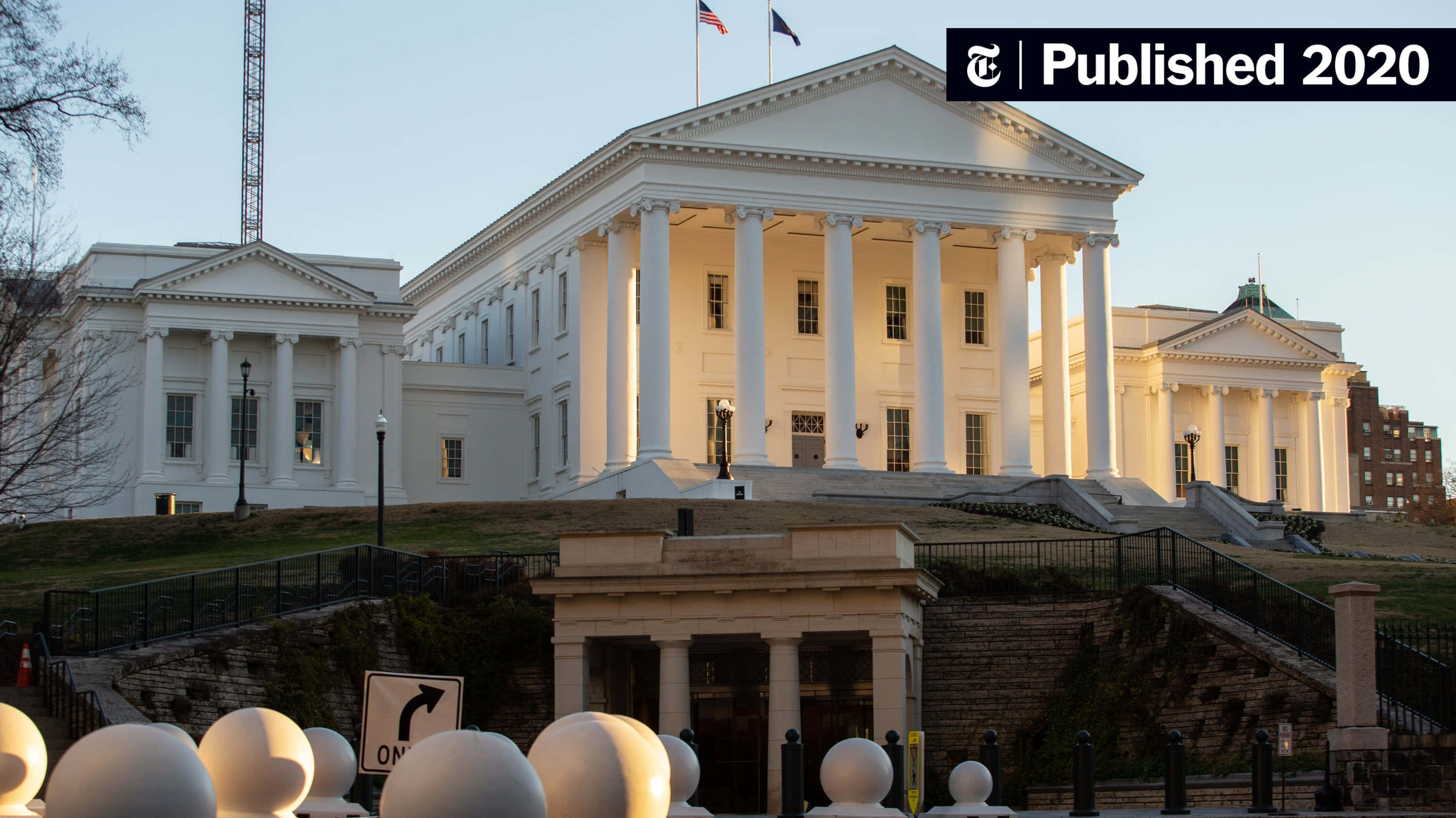 Virginia State Capitol, white neoclassical building, tall columns, 2K Desktop Wallpaper