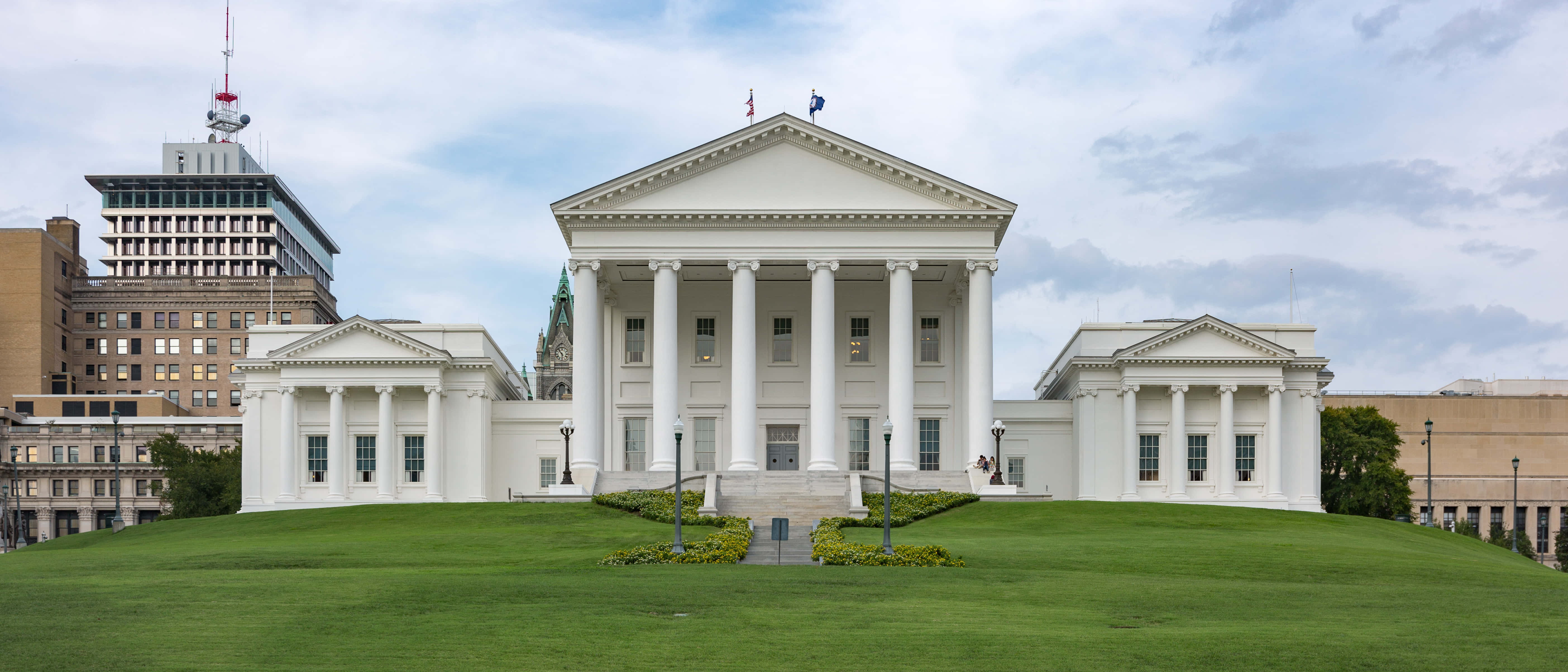 Virginia State Capitol, white neoclassical building, tall columns, 5K Desktop Wallpaper