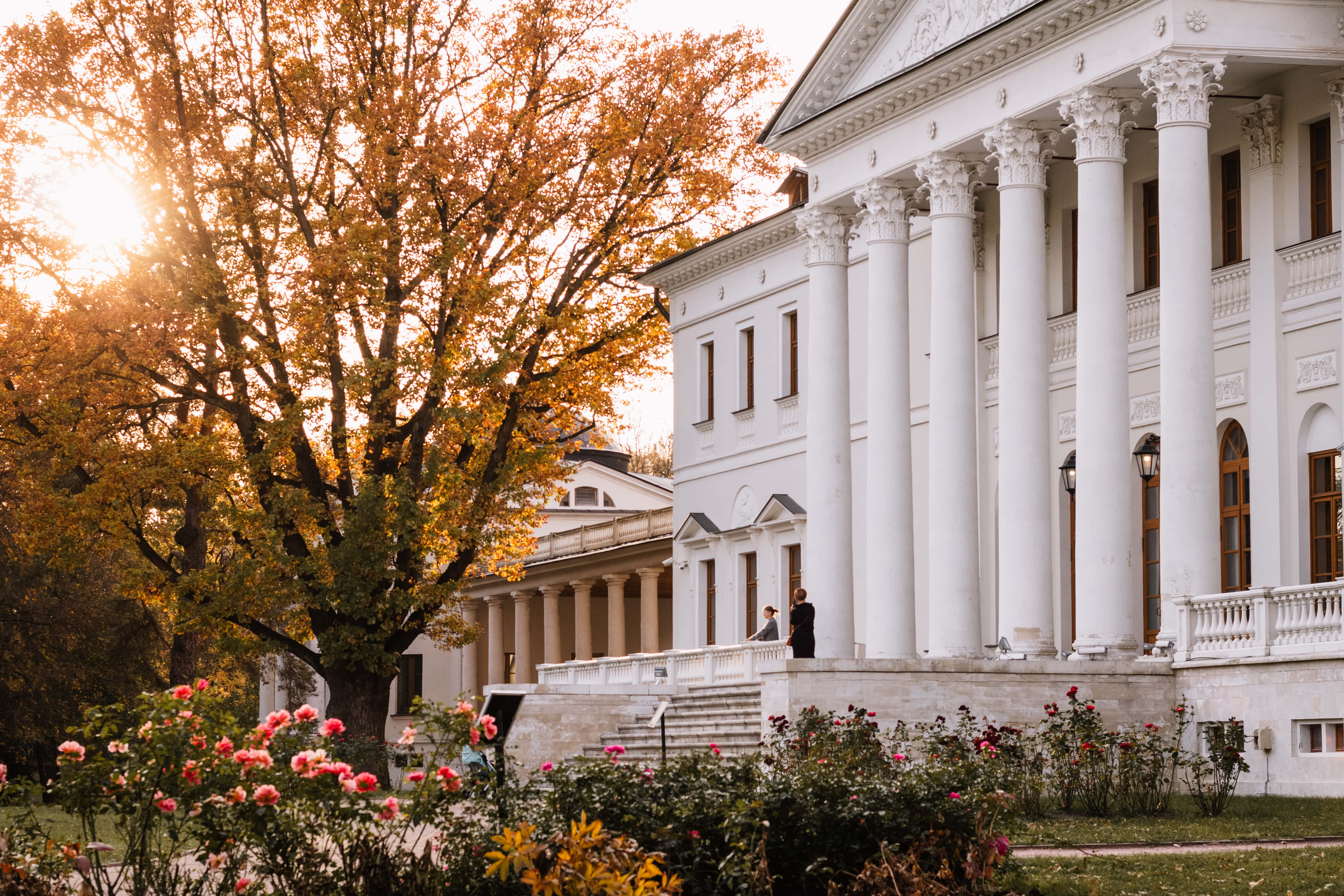 Virginia State Capitol, golden autumn light, vibrant orange leaves, 4K Desktop Wallpaper