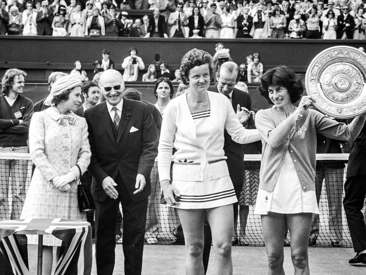 Virginia Wade, tennis court, trophy, SD Desktop Wallpaper