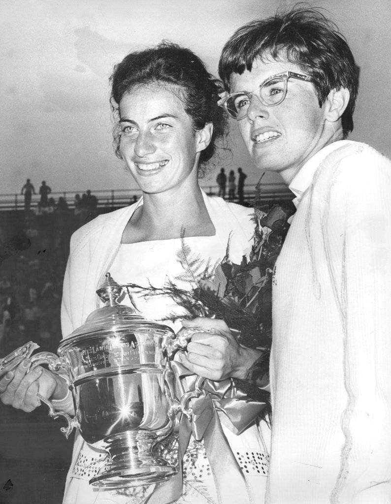 Virginia Wade, winning trophy, gleaming championship trophy, SD Phone Wallpaper