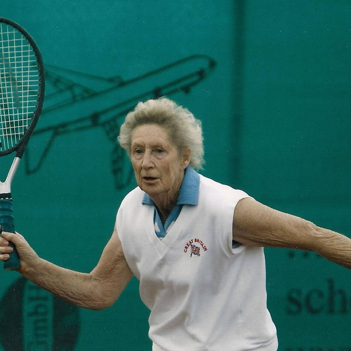 Virginia Wade, white hair, tennis racket, SD Desktop Wallpaper