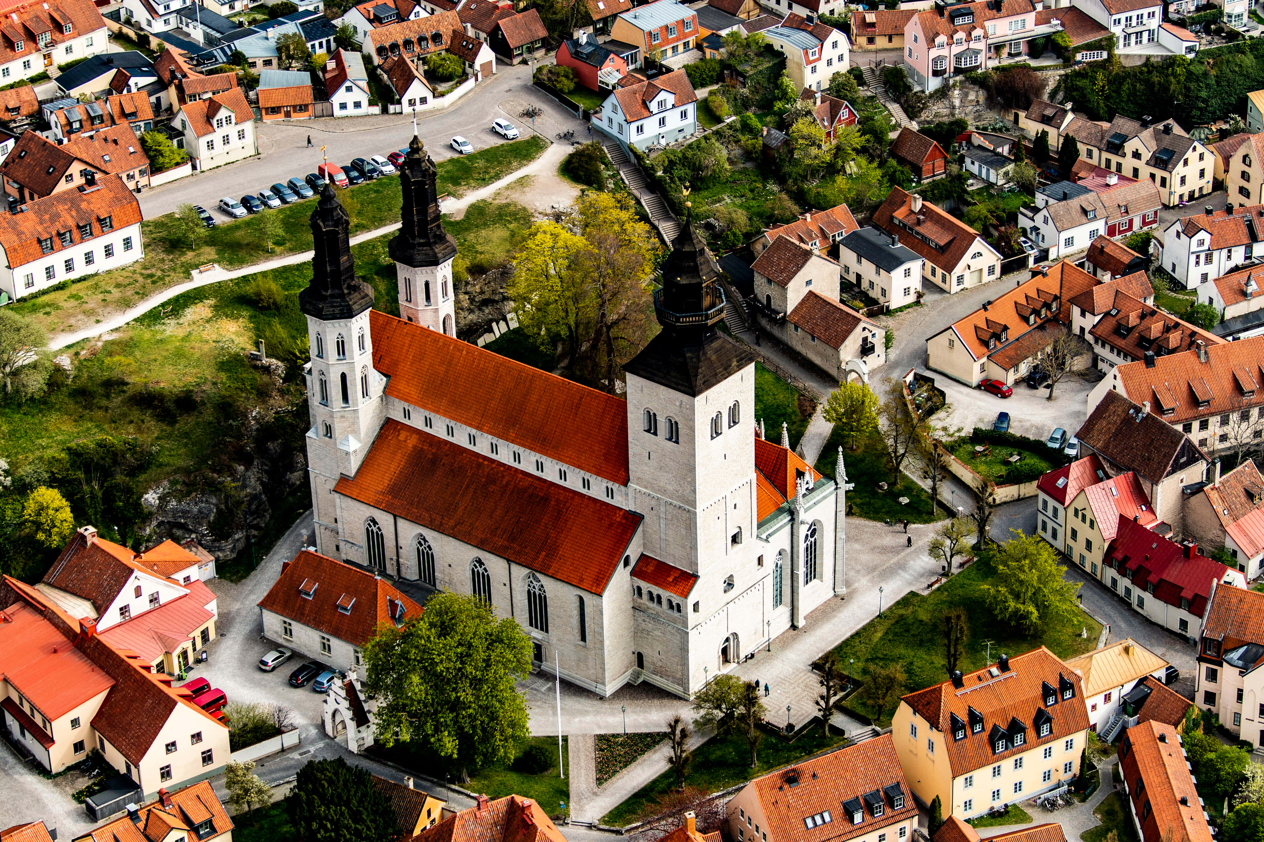 Visby, historic white church, red roof, 4K Desktop Wallpaper