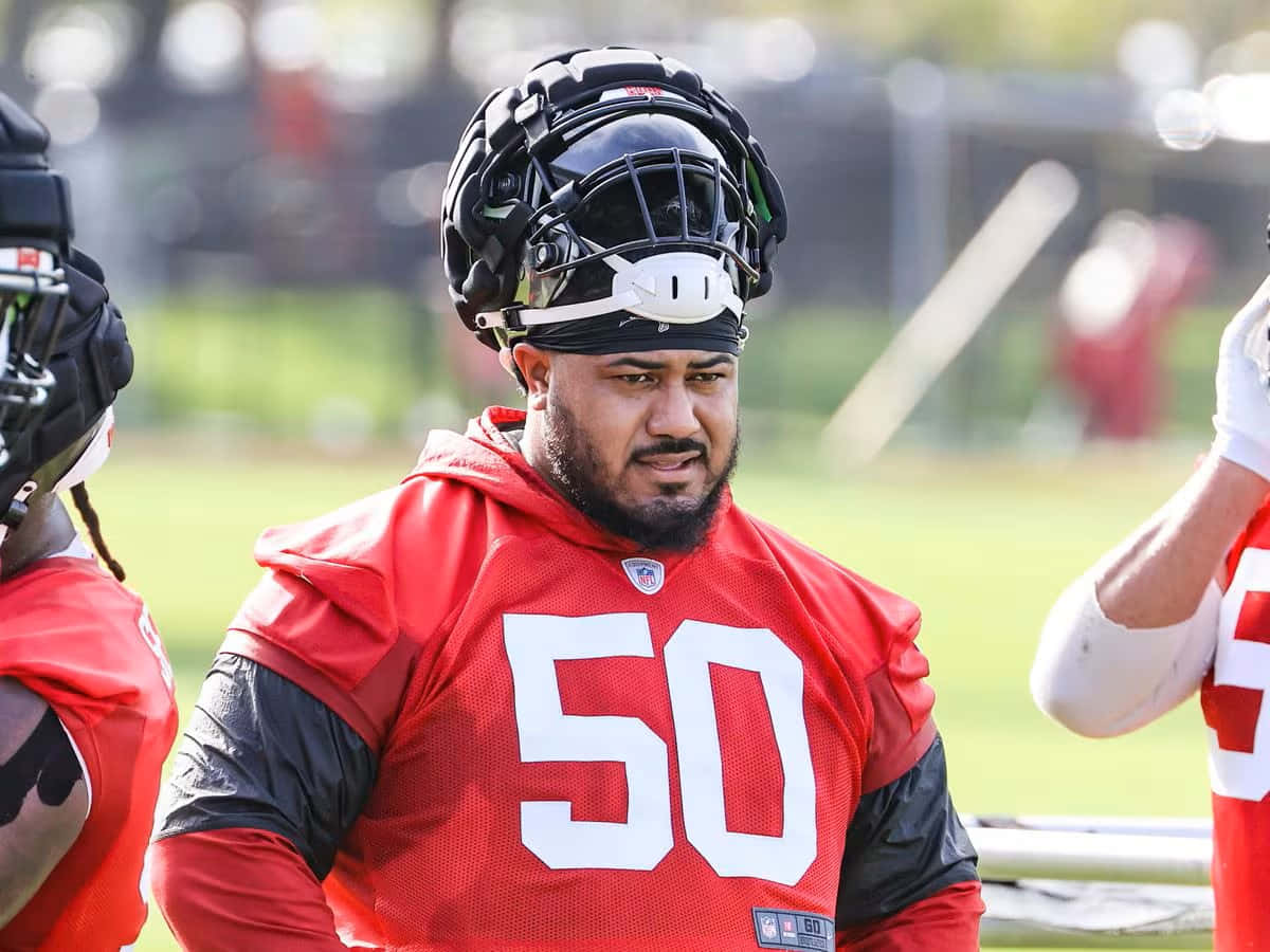 Vita Vea, red jersey, number 50, SD Desktop Wallpaper