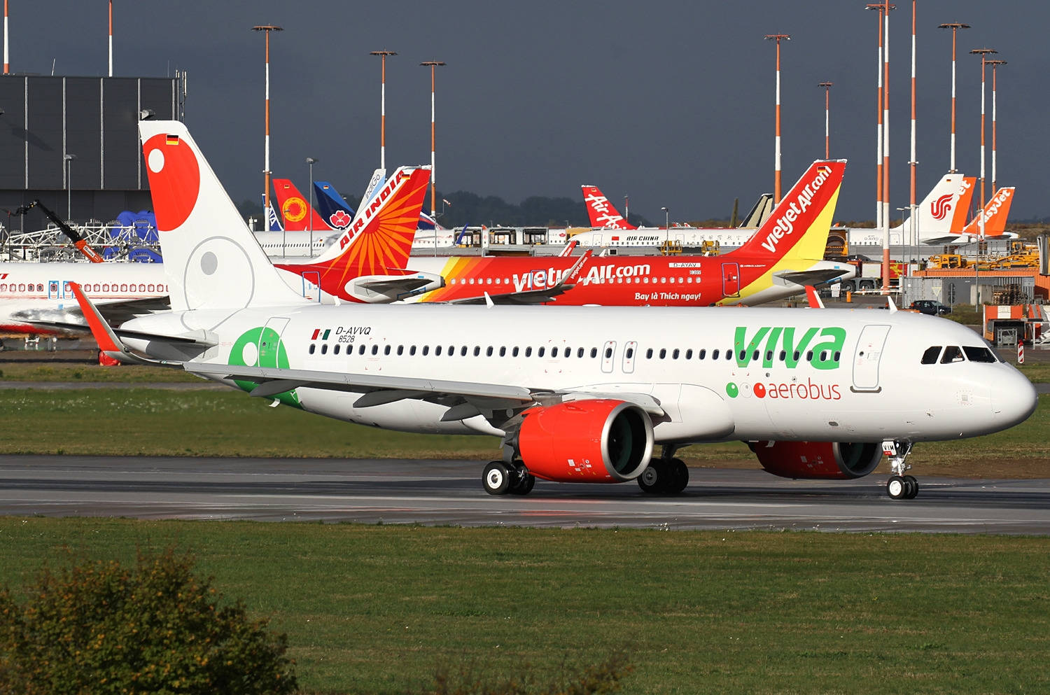 Viva Aerobus, red engines, runway, HD Desktop Wallpaper
