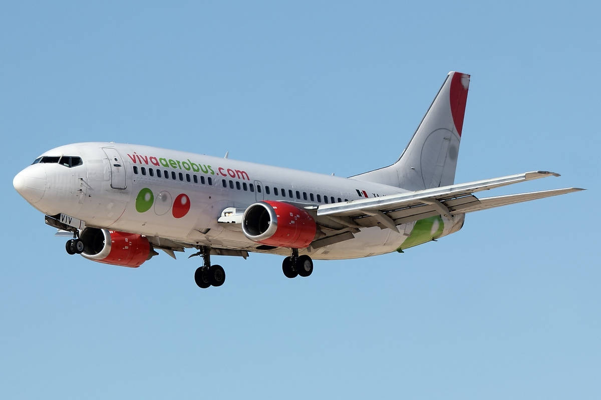 Viva Aerobus, red engines, colorful logos, SD Desktop Wallpaper