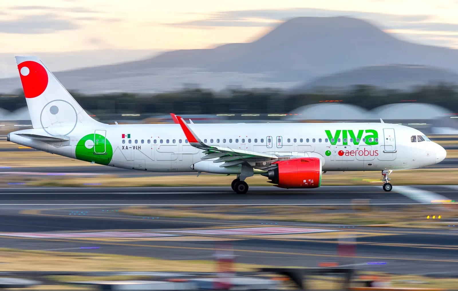 Viva Aerobus, runway, dusk, HD Desktop Wallpaper