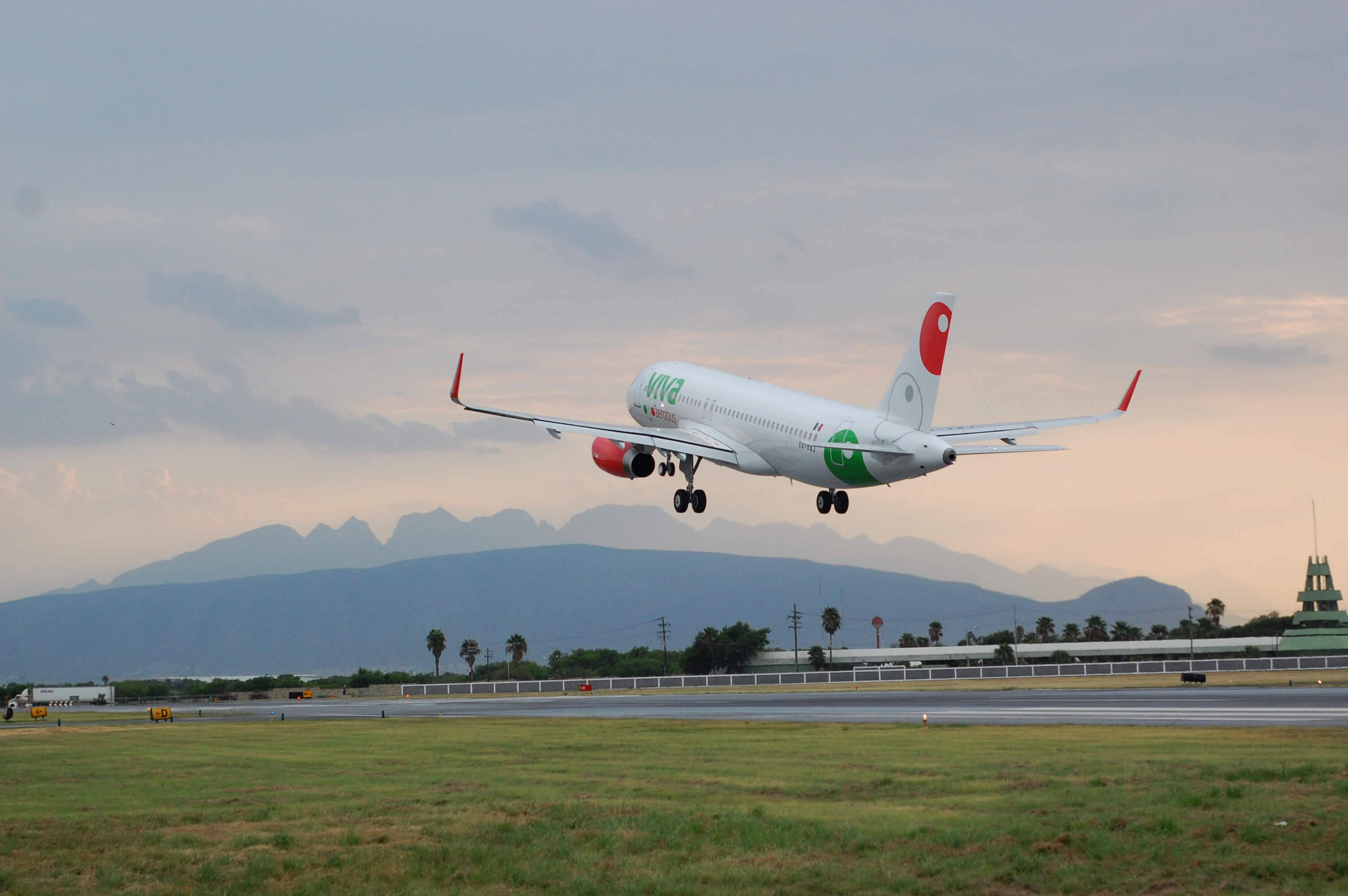 Viva Aerobus, airport runway, white airplane, 2K Desktop Wallpaper