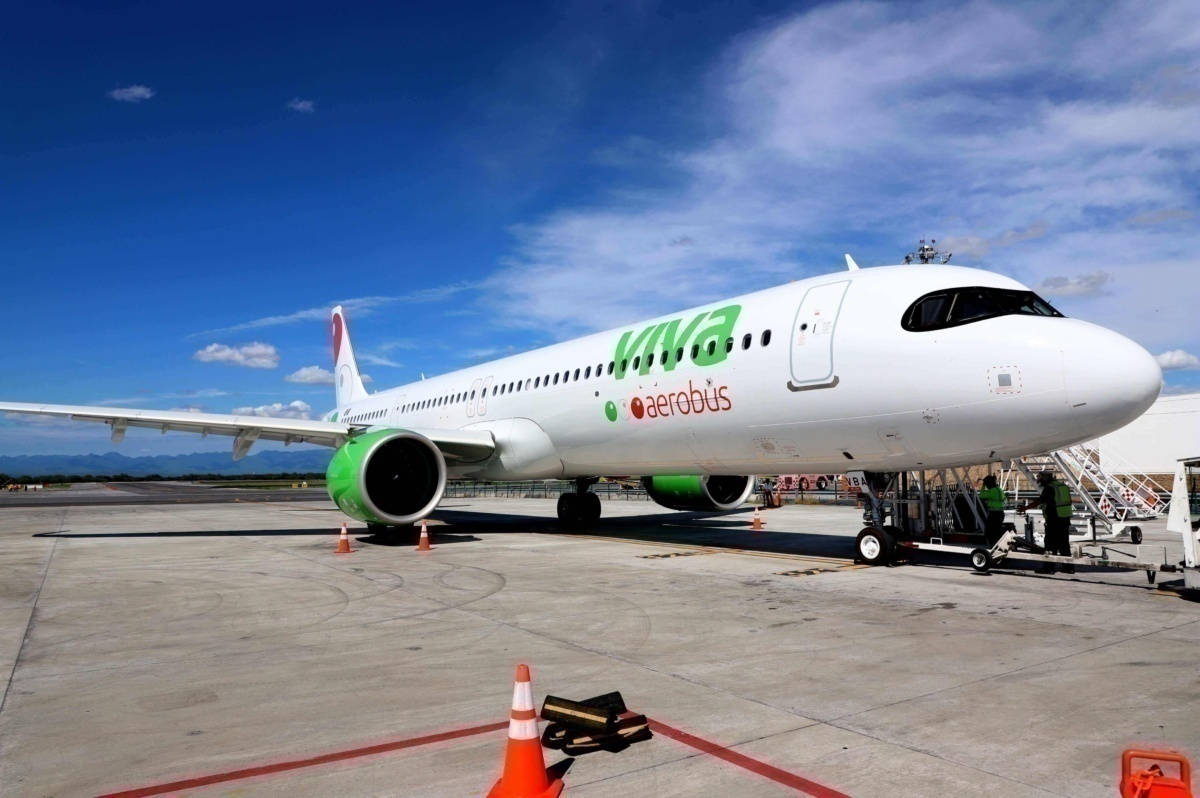 Viva Aerobus, white, green engines, SD Desktop Wallpaper