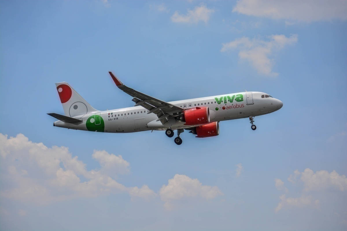 Viva Aerobus, red engines, green logo, SD Desktop Wallpaper