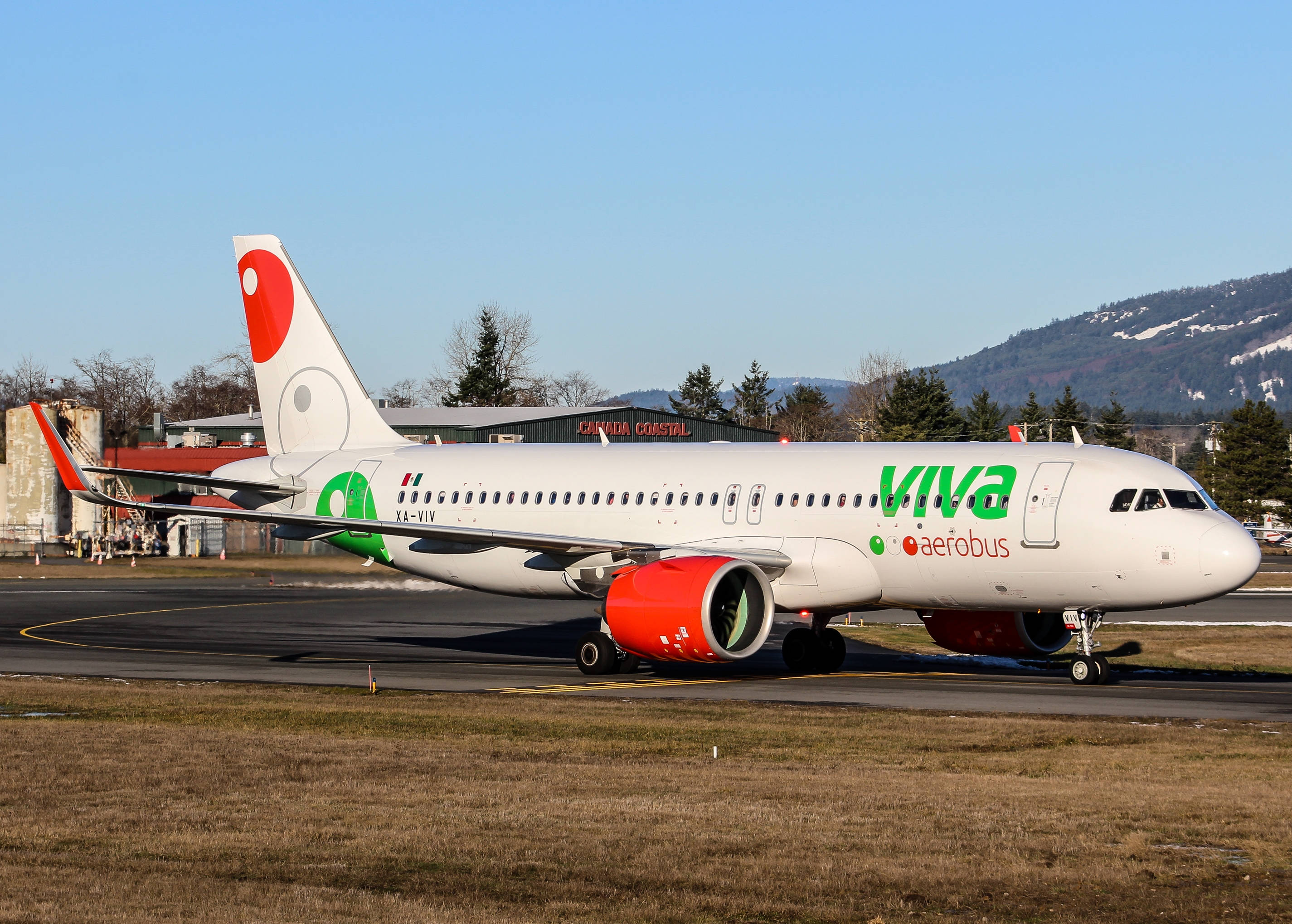 Viva Aerobus, white, red engines, 2K Desktop Wallpaper