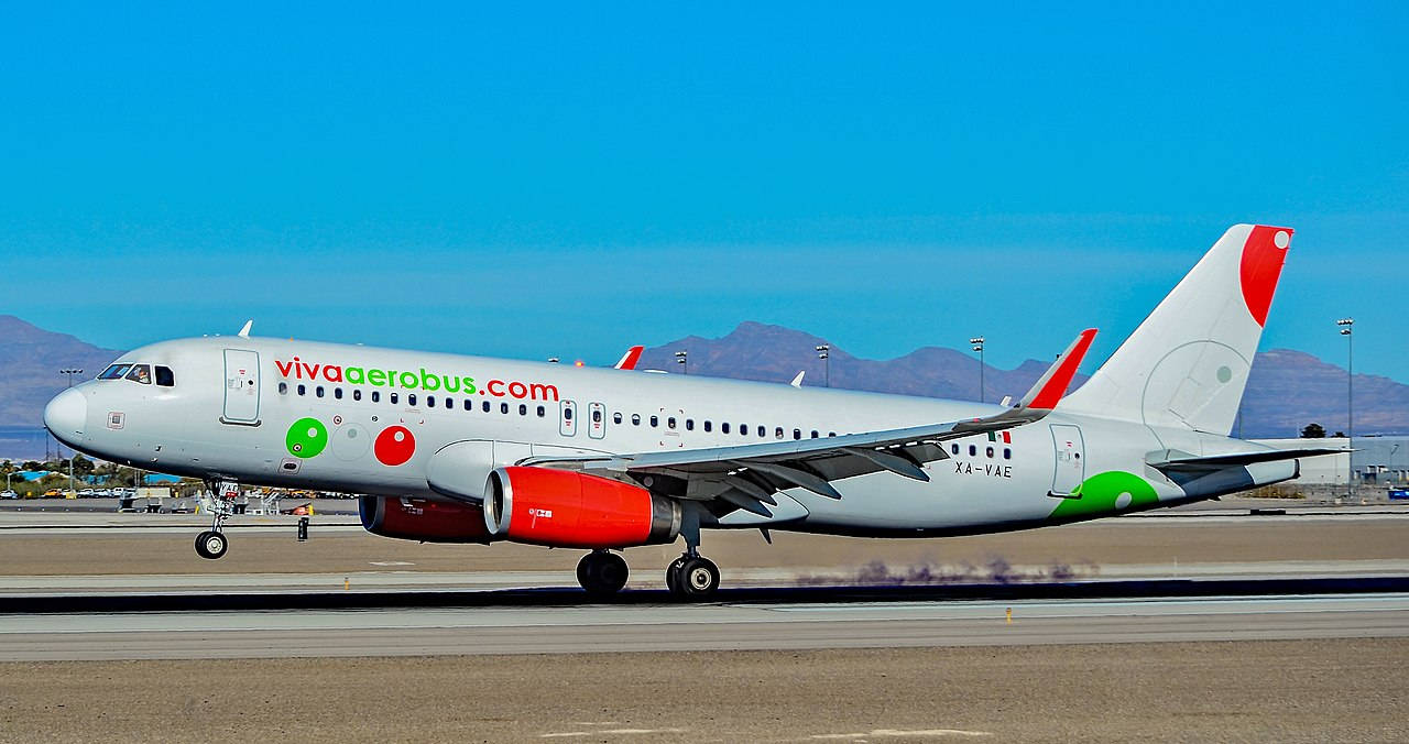 Viva Aerobus, red engines, green red circular logos, HD Desktop Wallpaper
