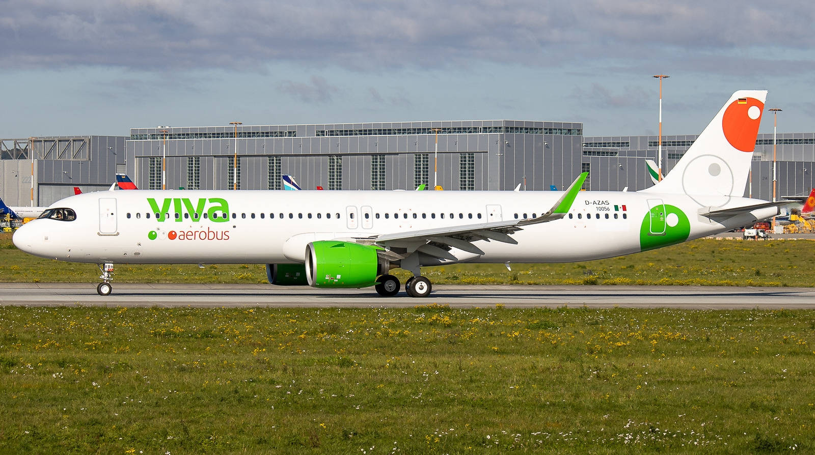 Viva Aerobus, white and green, runway, HD Desktop Wallpaper