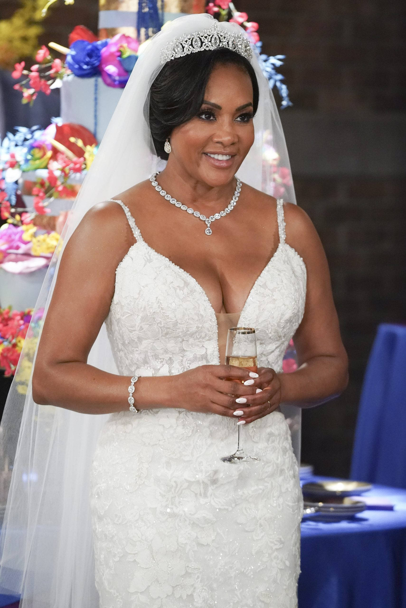 Vivica Fox, white lace gown, tiara, 2K Phone Wallpaper