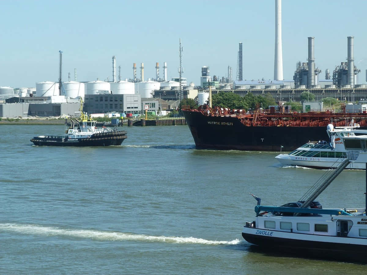 Vlaardingen, industrial waterway, tugboats, SD Desktop Wallpaper