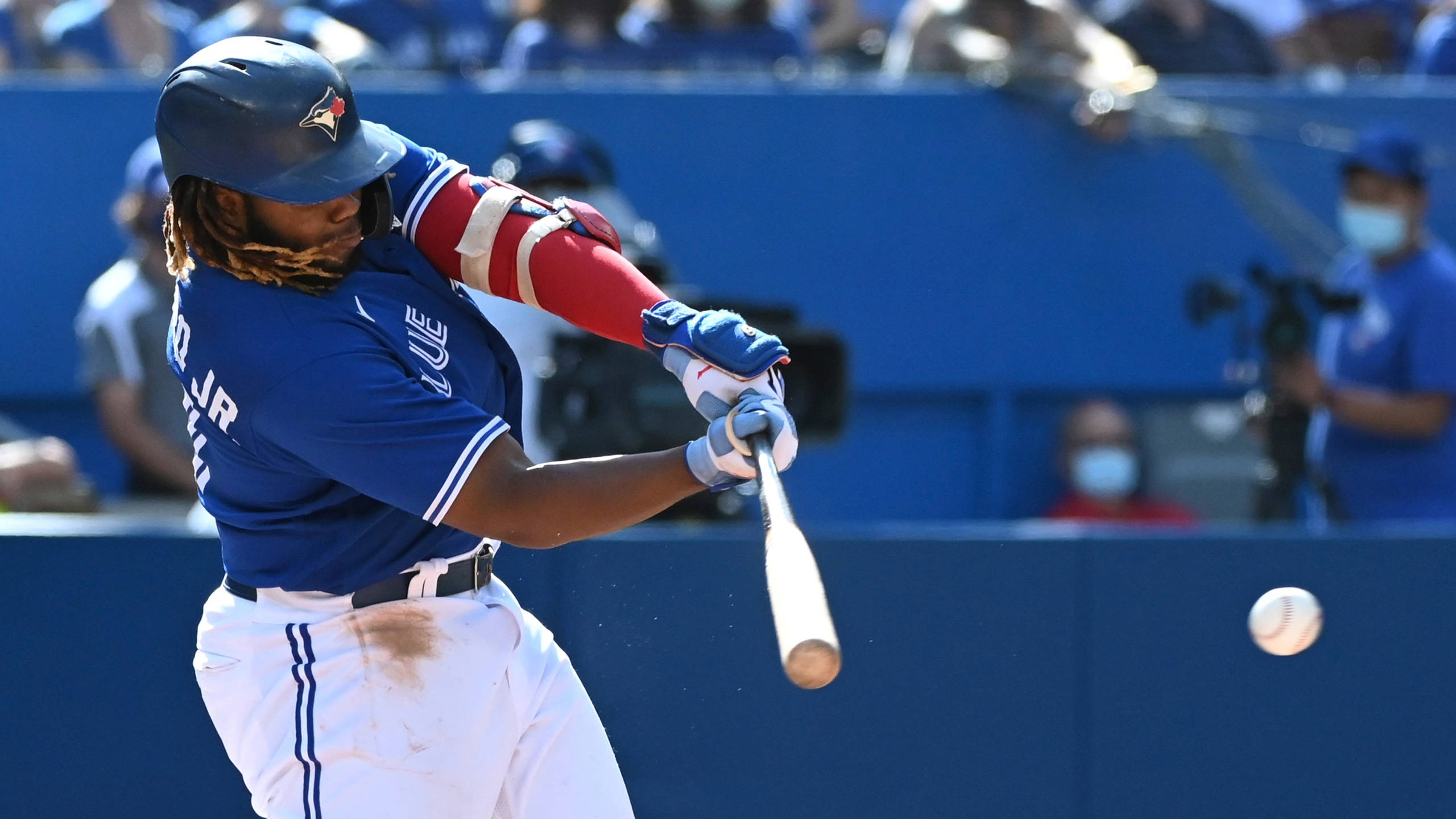 Vladimir Guerrero Jr, blue uniform, bat, 2K Desktop Wallpaper