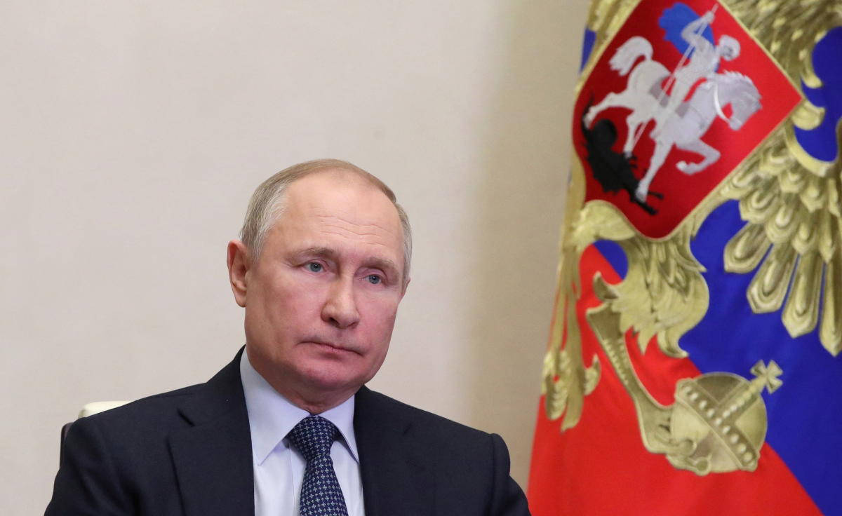Vladimir Putin, dark suit, large Russian flag, SD Desktop Wallpaper