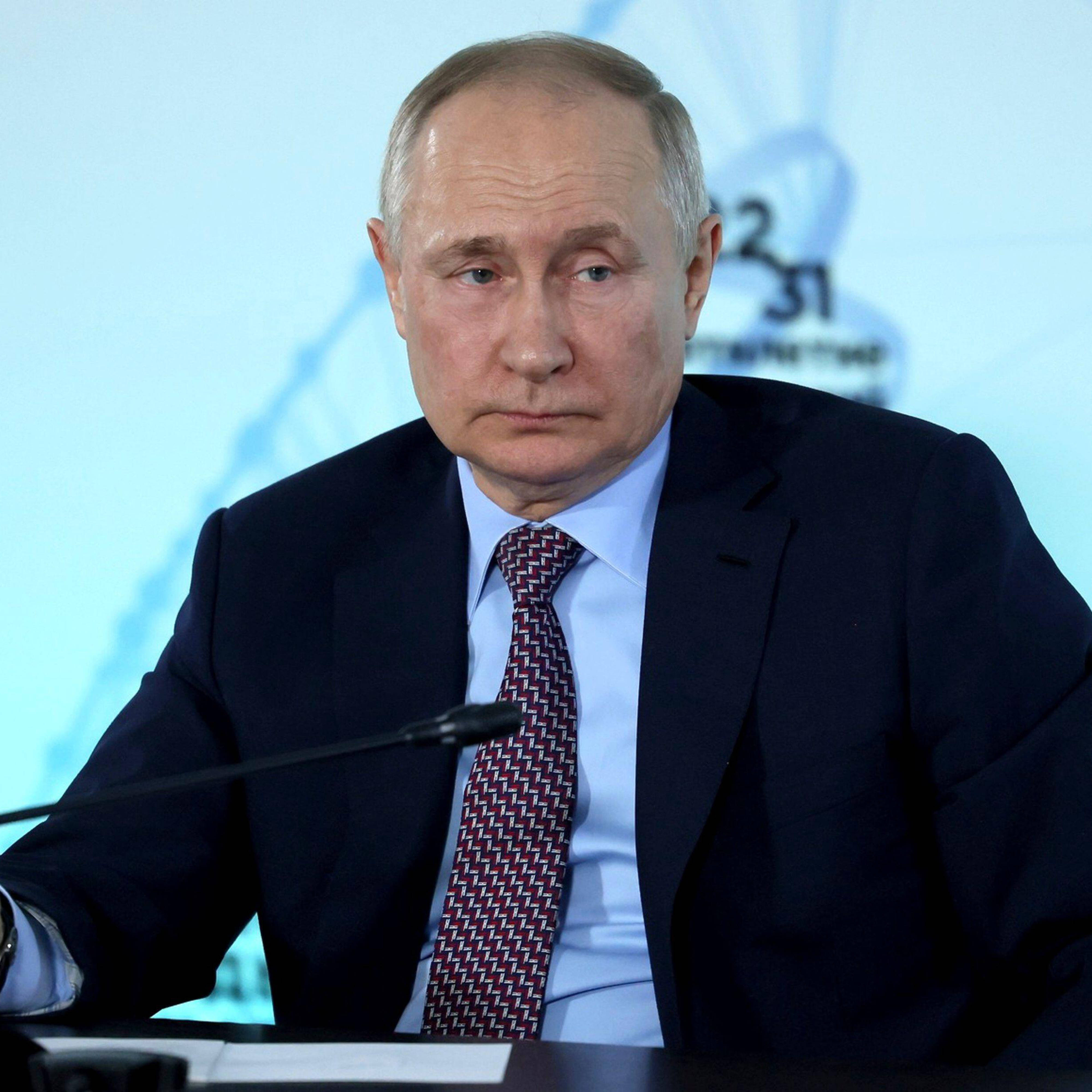 Vladimir Putin, dark suit, patterned tie, 4K Desktop Wallpaper