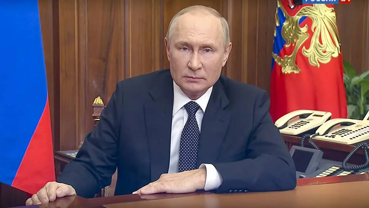 Vladimir Putin, dark suit, wooden desk, SD Desktop Wallpaper