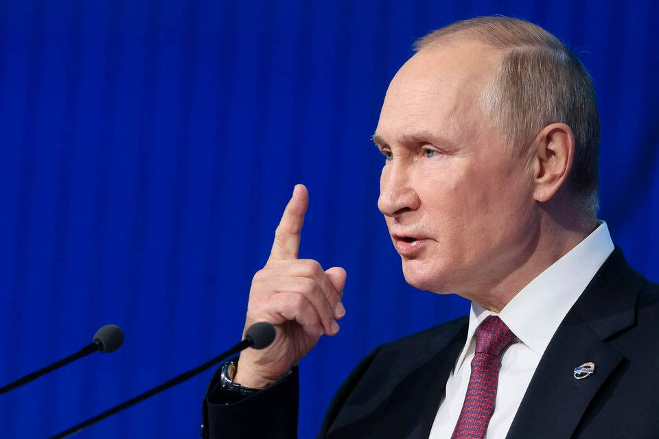 Vladimir Putin, number 1 hand sign, dark suit, SD Desktop Wallpaper