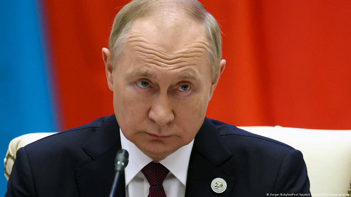 Vladimir Putin, dark suit, red tie, SD Desktop Wallpaper