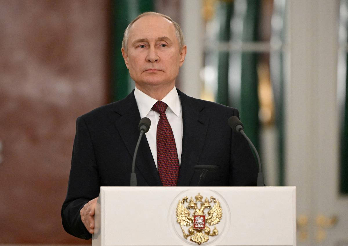 white podium, golden Russian coat of arms, dark suit, SD Desktop Wallpaper