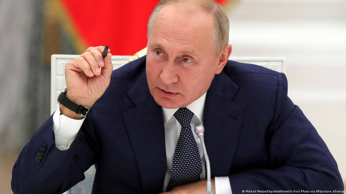 Vladimir Putin, dark suit, pen, SD Desktop Wallpaper