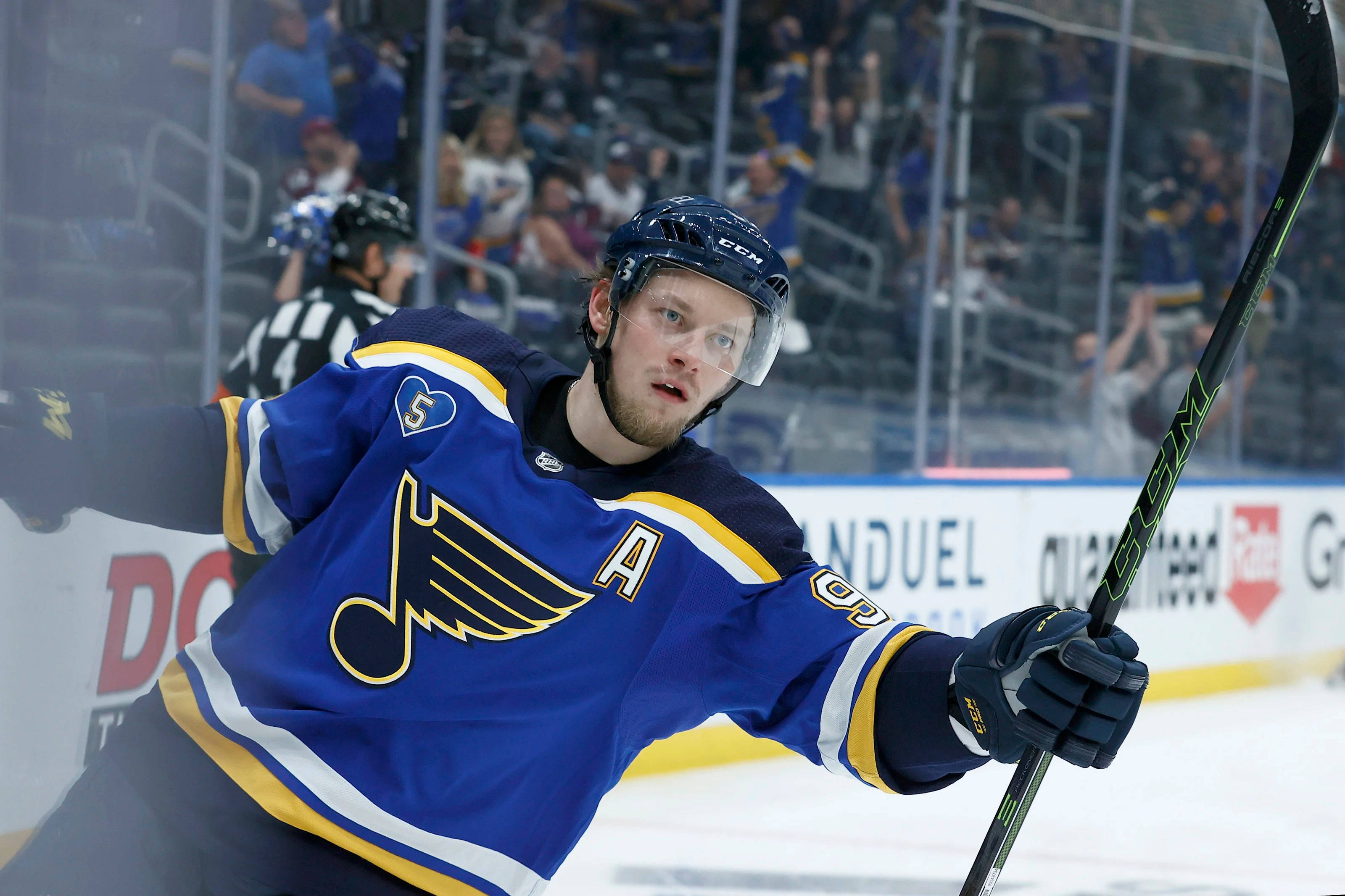 Vladimir Tarasenko, blue and gold jersey, hockey stick, 2K Desktop Wallpaper