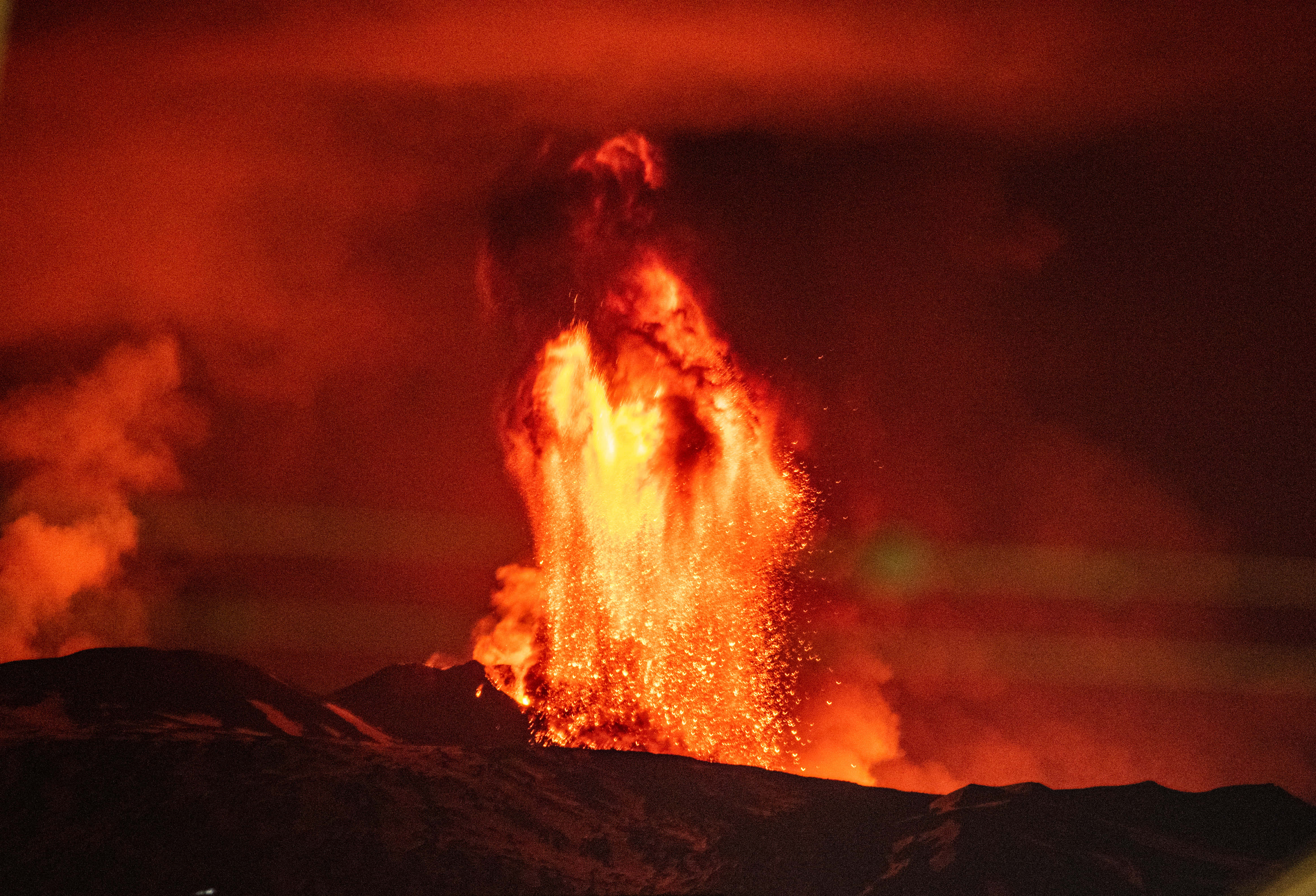 volcanic eruption, night, fiery lava, 4K Desktop Wallpaper