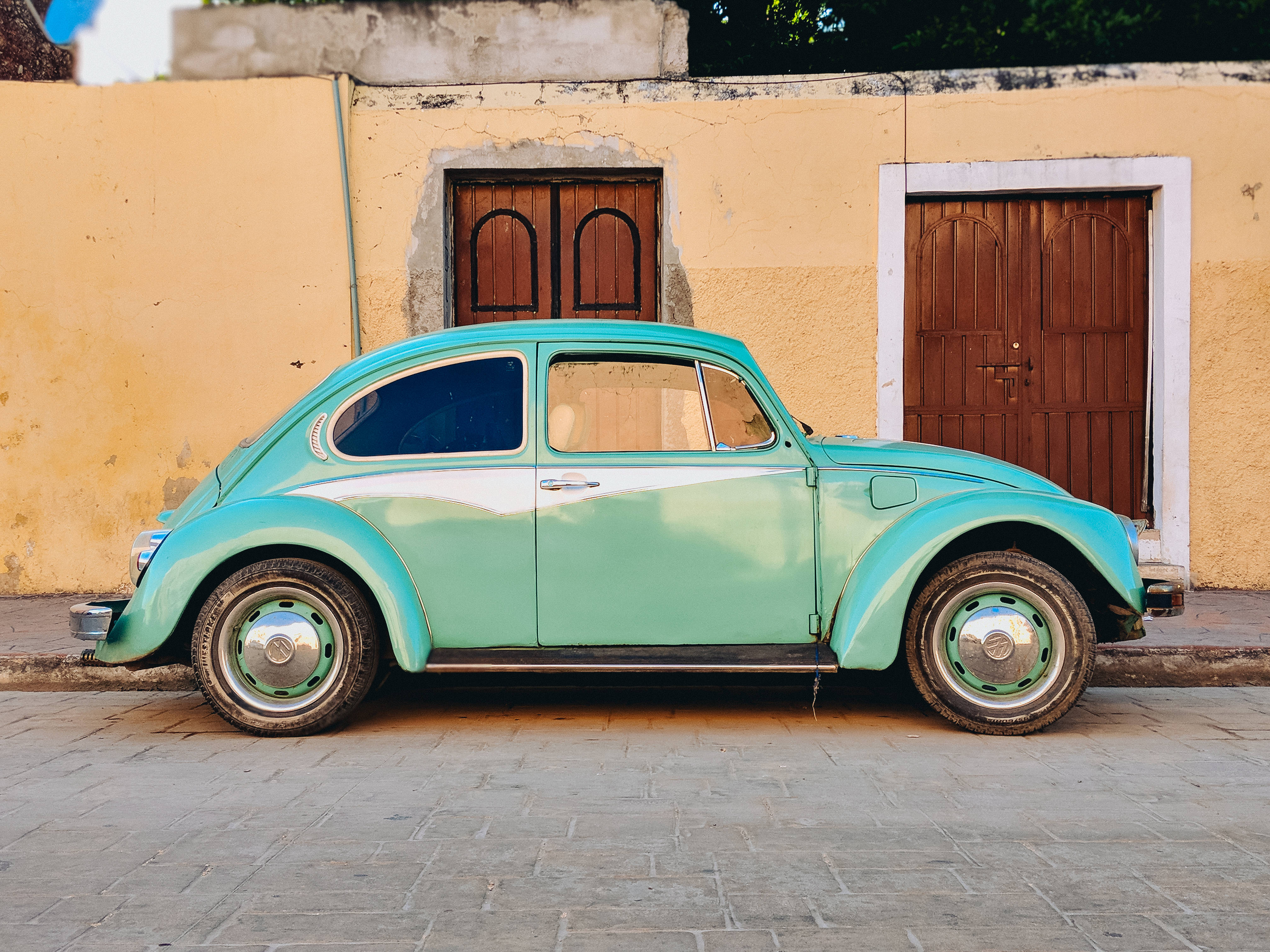 vintage Volkswagen Beetle, turquoise, sunlit cobblestone street, 4K Desktop Wallpaper