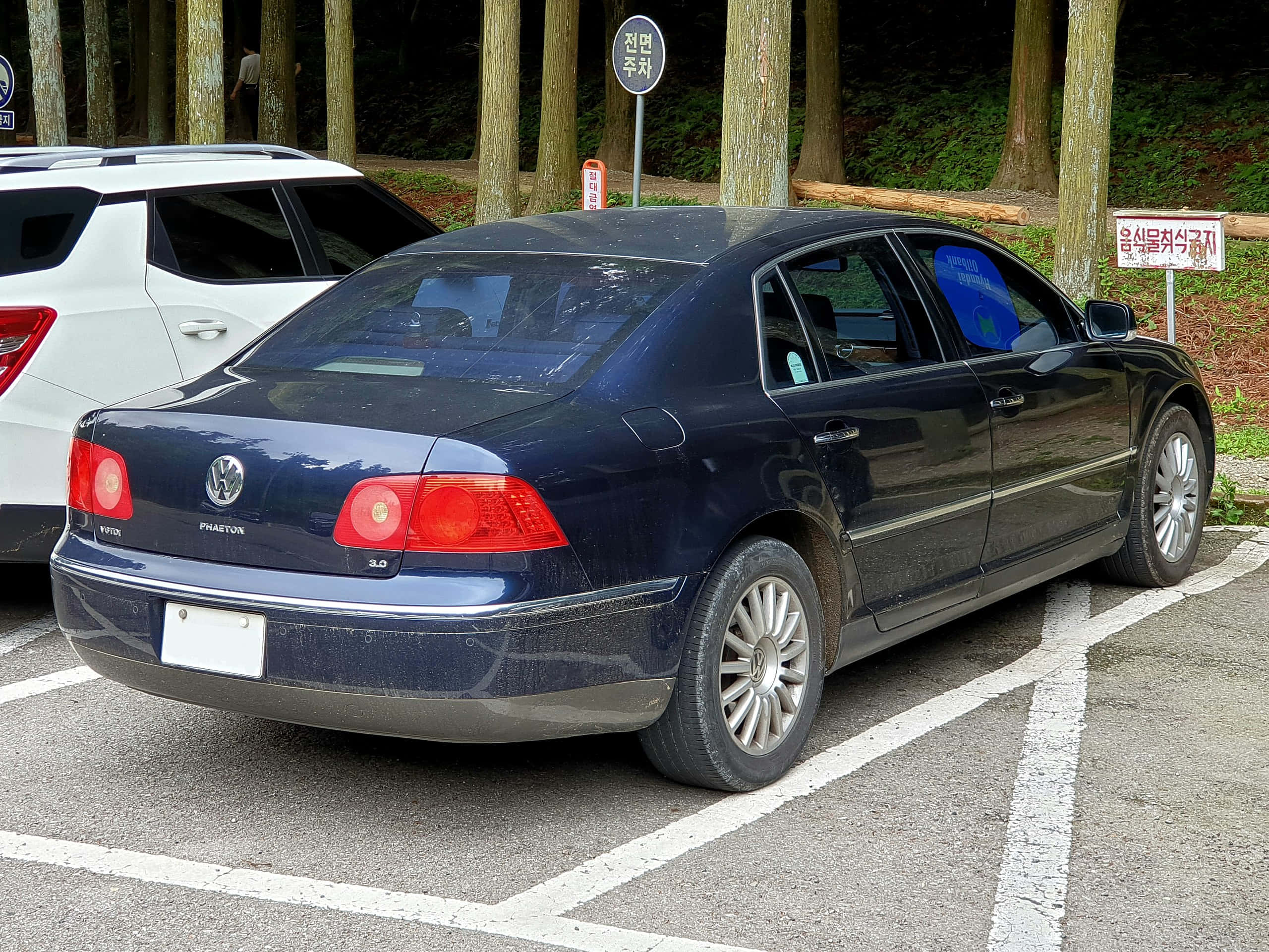 Volkswagen Phaeton, dark blue, sedan, 2K Desktop Wallpaper
